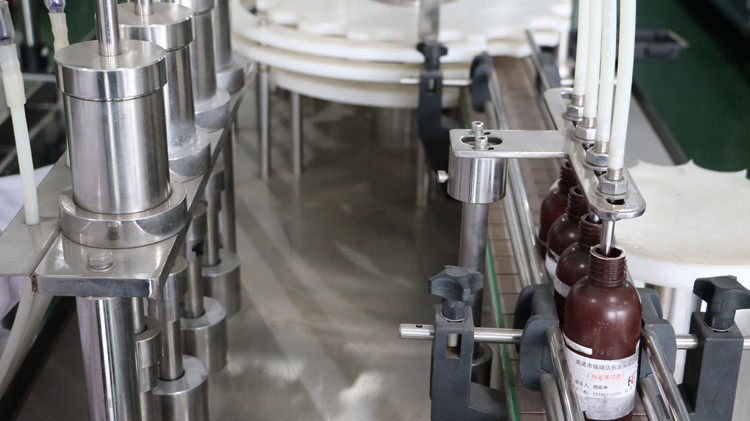 Màquina d'ompliment d'ampolles rodones de 500ml amb segellat de tapa i roda estrella